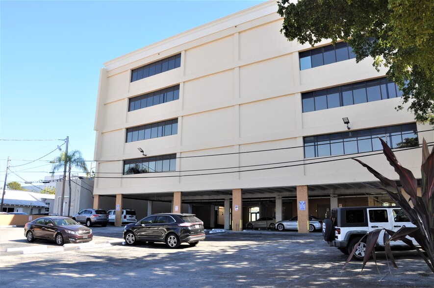 814 Ponce de Leon Blvd, Coral Gables, FL à louer - Photo de l’immeuble – Image 3 sur 4