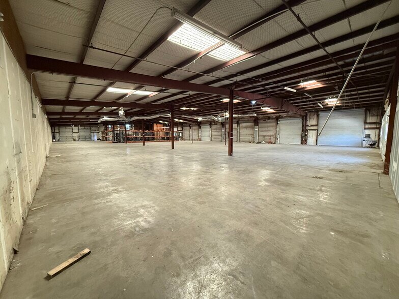 10931 Dennis Rd, Dallas, TX à louer - Photo de l’immeuble – Image 3 sur 11