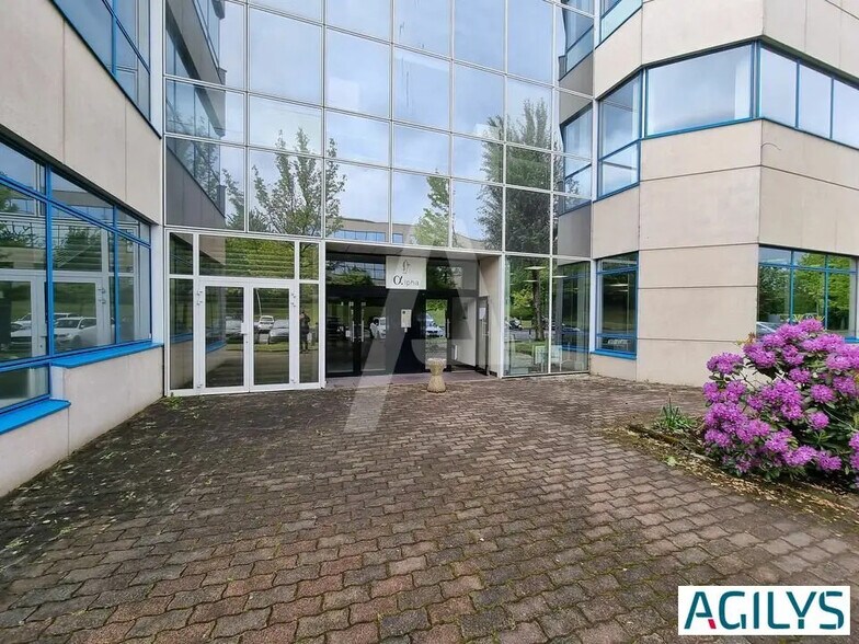 Local d’activités dans Les Ulis à louer - Photo de l’immeuble – Image 2 sur 7