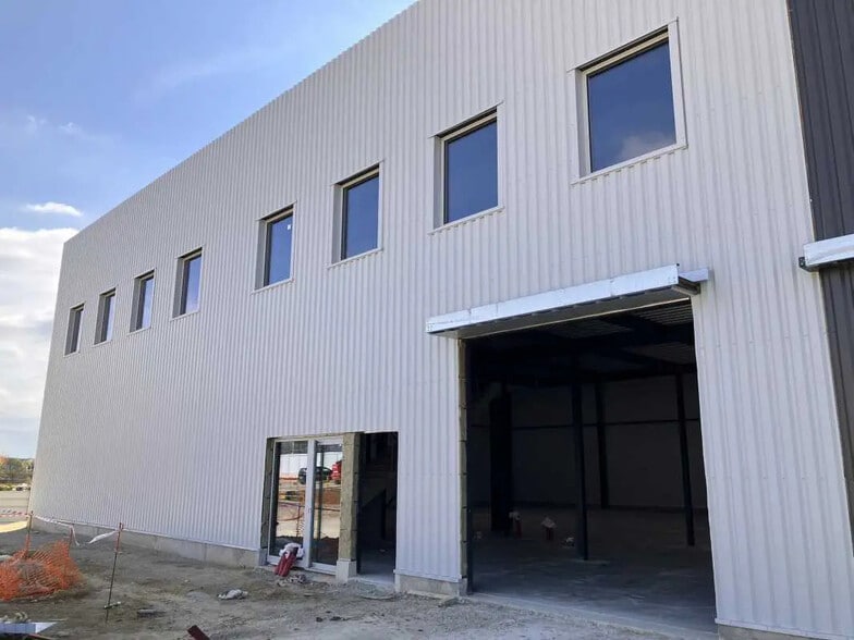 Avenue De La Demi-Lune, Roissy-en-France à louer - Photo de l’immeuble – Image 2 sur 12