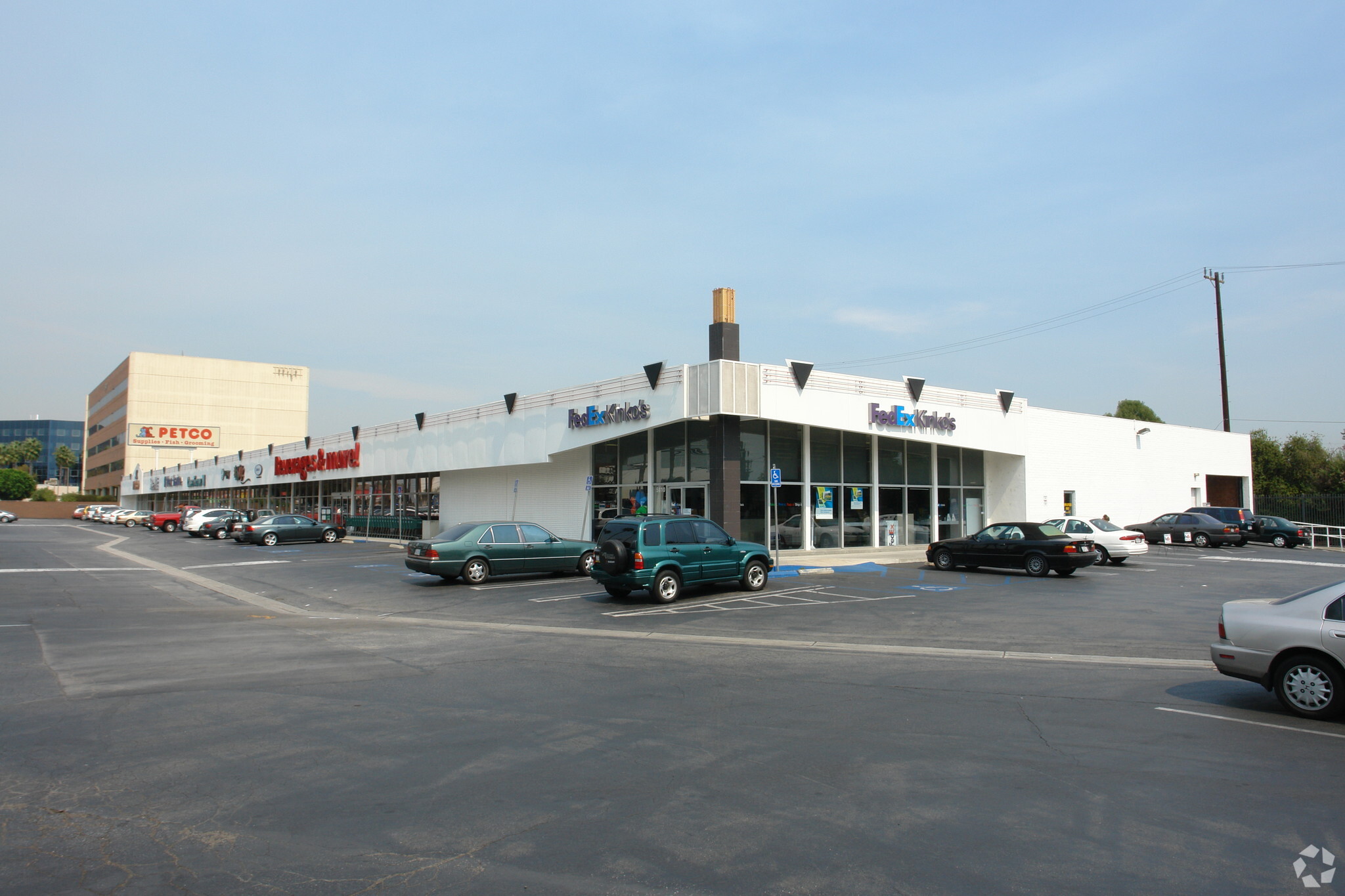 5810-5850 Sepulveda Blvd, Van Nuys, CA à louer Photo principale– Image 1 sur 2