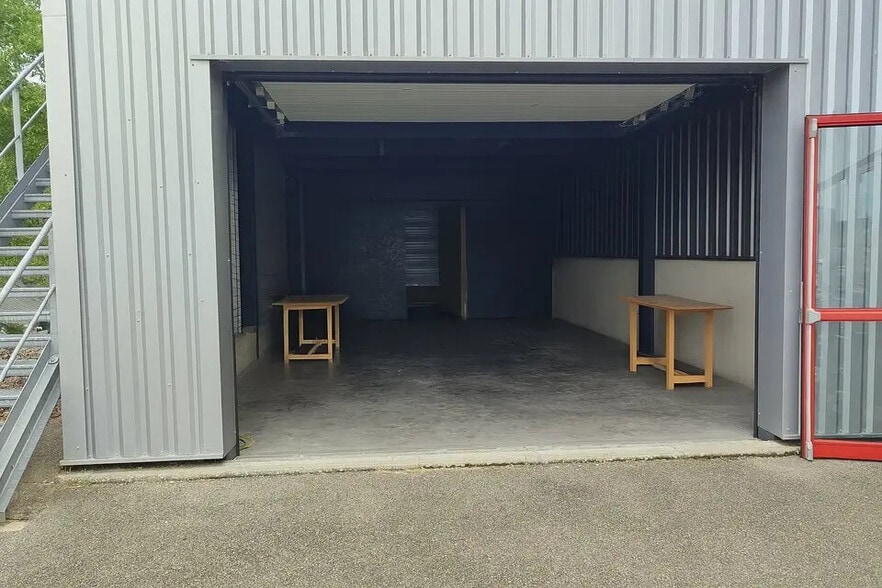 Local d’activités dans La Tour-du-Pin à louer - Photo de l’immeuble – Image 2 sur 7
