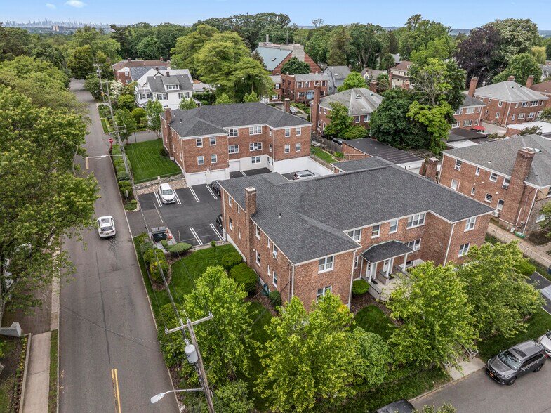 28 Linden St, Great Neck, NY à vendre - Photo de l’immeuble – Image 2 sur 8