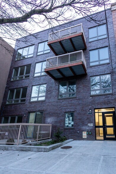 1815 Linden St, Ridgewood, NY à vendre - Photo principale – Image 1 sur 19
