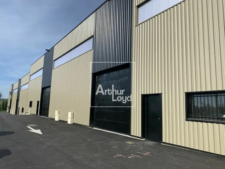 Local d’activités dans Étréchy à louer - Photo de l’immeuble – Image 2 sur 3