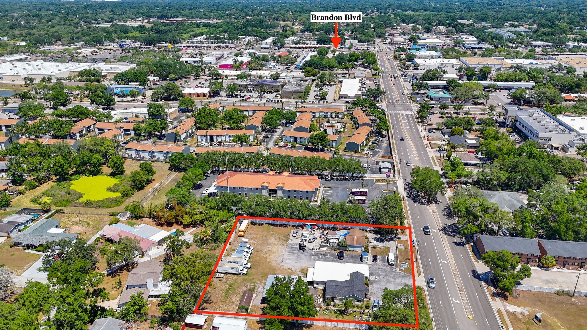 504 S Kings Ave, Brandon, FL à vendre Photo de l’immeuble– Image 1 sur 9