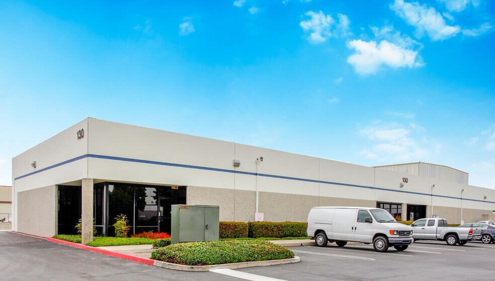 130 E Dyer Rd, Santa Ana, CA à louer - Photo principale – Image 1 sur 5