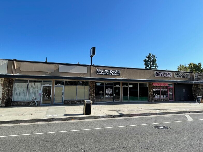 17531-17539 Chatsworth St, Granada Hills, CA à louer - Photo de l’immeuble – Image 1 sur 2