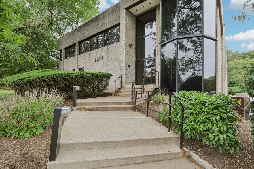 100 Union Ave, Cresskill, NJ à louer - Photo de l’immeuble – Image 2 sur 16