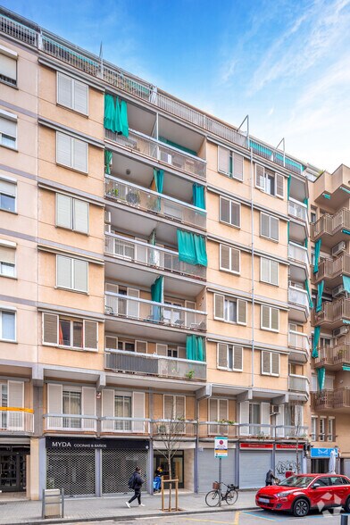 Immeuble residentiel dans L'Hospitalet de Llobregat, Barcelona à vendre - Photo principale – Image 1 sur 1