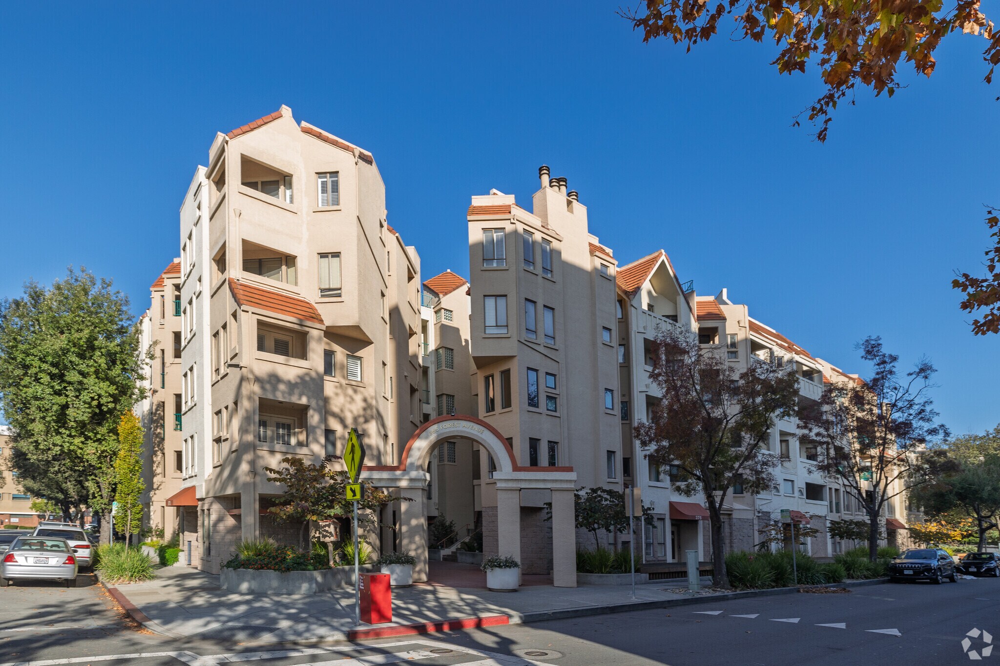 375 Forest Ave, Palo Alto, CA à louer Photo principale– Image 1 sur 41
