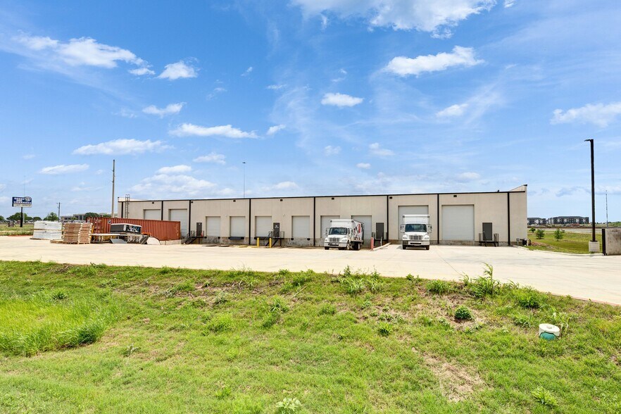 3021 N IH-35, San Marcos, TX à louer - Photo de l’immeuble – Image 3 sur 4