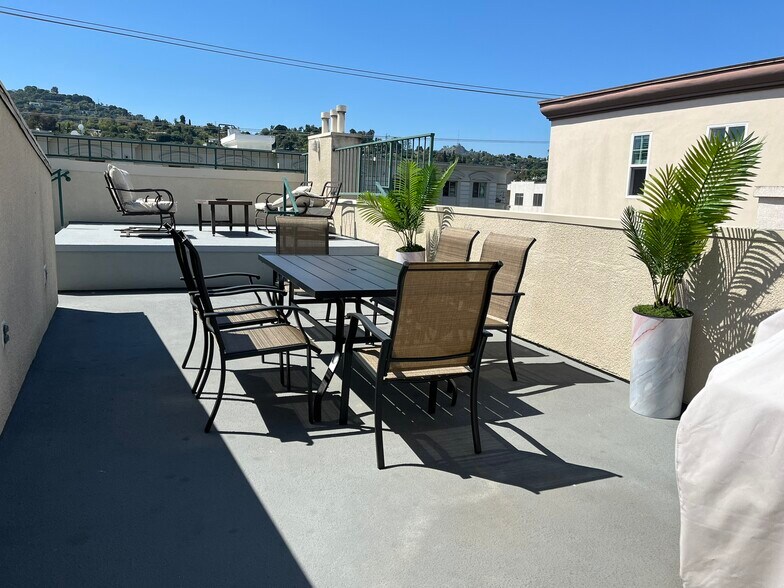 11155 Aqua Vista St, Studio City, CA à vendre - Photo de l’immeuble – Image 2 sur 8