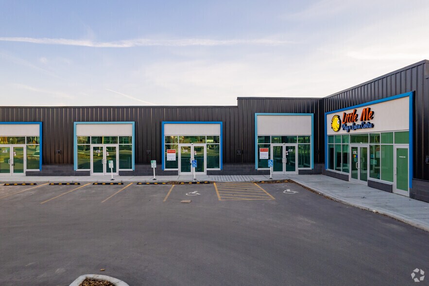750 Nolan Hill Blvd NW, Calgary, AB à vendre - Photo de l’immeuble – Image 2 sur 13