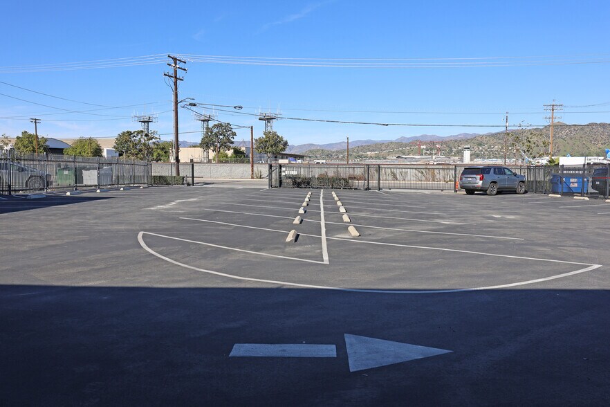 4201 W Vanowen Pl, Burbank, CA à louer - Photo de l’immeuble – Image 3 sur 12