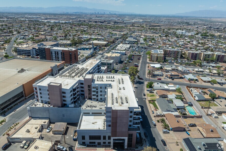 215-219 S Water St, Henderson, NV à louer - Photo de l’immeuble – Image 3 sur 45