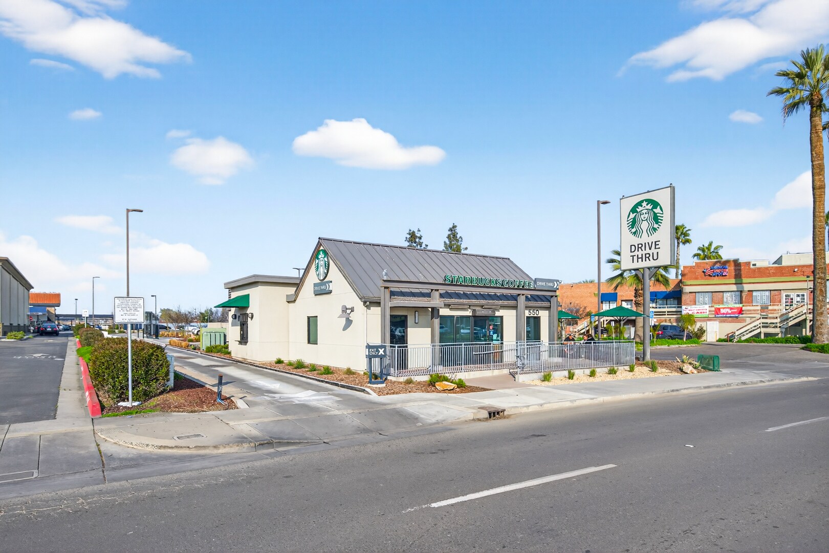 550 W Lacey Blvd, Hanford, CA à vendre Photo principale– Image 1 sur 19