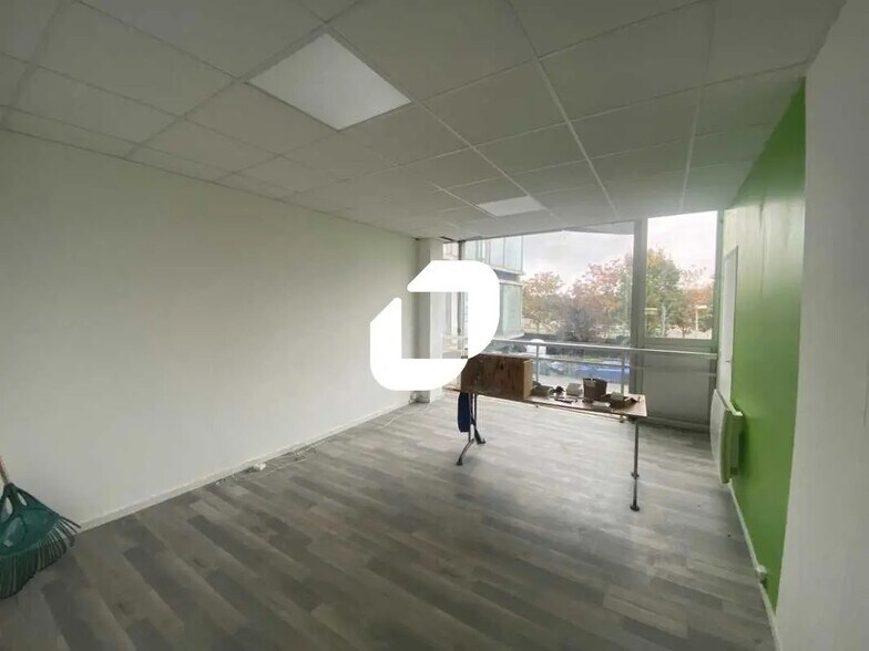 Local d’activités dans Osny à louer - Photo de l’immeuble – Image 3 sur 8