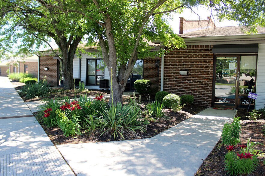 6801 Lake Plaza Dr, Indianapolis, IN à louer - Photo principale – Image 1 sur 6