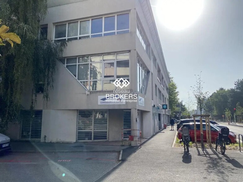 122 Avenue Du Vercors, Fontaine à louer - Photo de l’immeuble – Image 1 sur 9