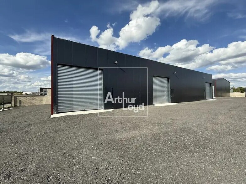 Local d’activités dans Saint-Germain-Laval à louer - Photo de l’immeuble – Image 3 sur 3