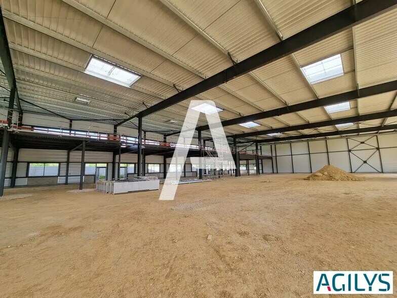 Local d'activités dans Moissy-Cramayel à vendre - Photo de l’immeuble – Image 1 sur 12