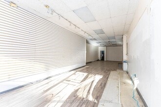 654 Bloor St W, Toronto, ON à vendre Photo intérieure– Image 2 sur 7