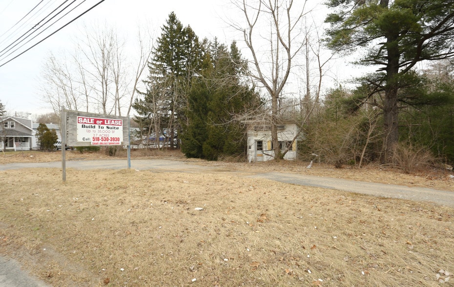 2377 State Route 9, Malta, NY à vendre - Photo principale – Image 1 sur 20