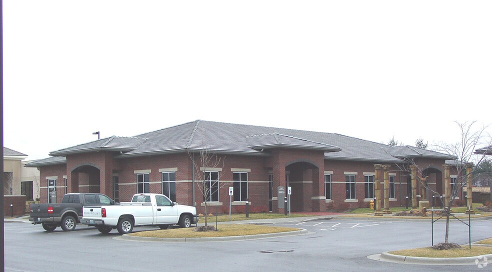 3351-3383 NE Ralph Powell Rd, Lee's Summit, MO à louer - Photo de l’immeuble – Image 2 sur 16