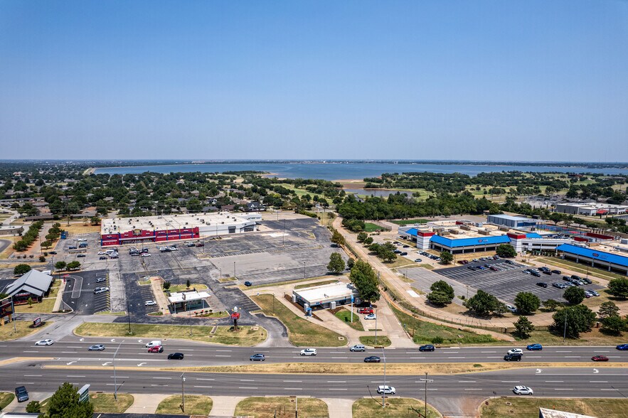5821-5833 NW Expressway, Oklahoma City, OK à louer - Photo de l’immeuble – Image 2 sur 18