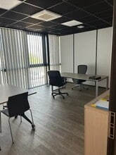 Local d’activités dans Miramas à louer Photo de l’immeuble– Image 1 sur 4