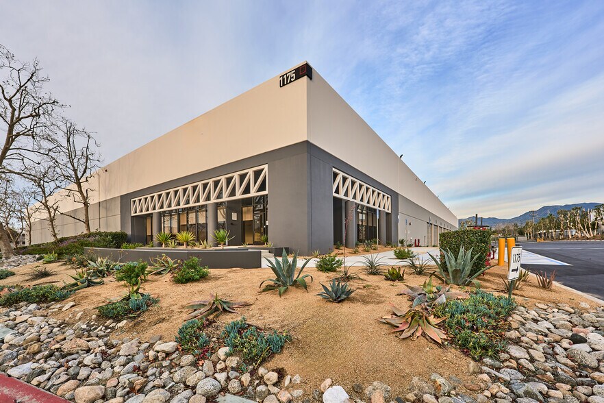 1175 Aviation Pl, San Fernando, CA à louer - Photo de l’immeuble – Image 1 sur 16