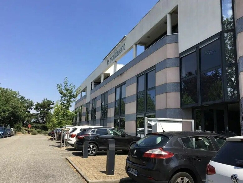 Bureau dans Saint-Quentin-Fallavier à louer - Photo de l’immeuble – Image 2 sur 3