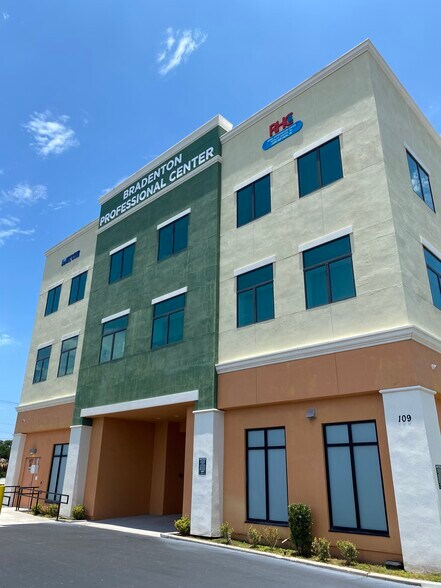 109 44th Ave E, Bradenton, FL à louer - Photo de l’immeuble – Image 2 sur 21