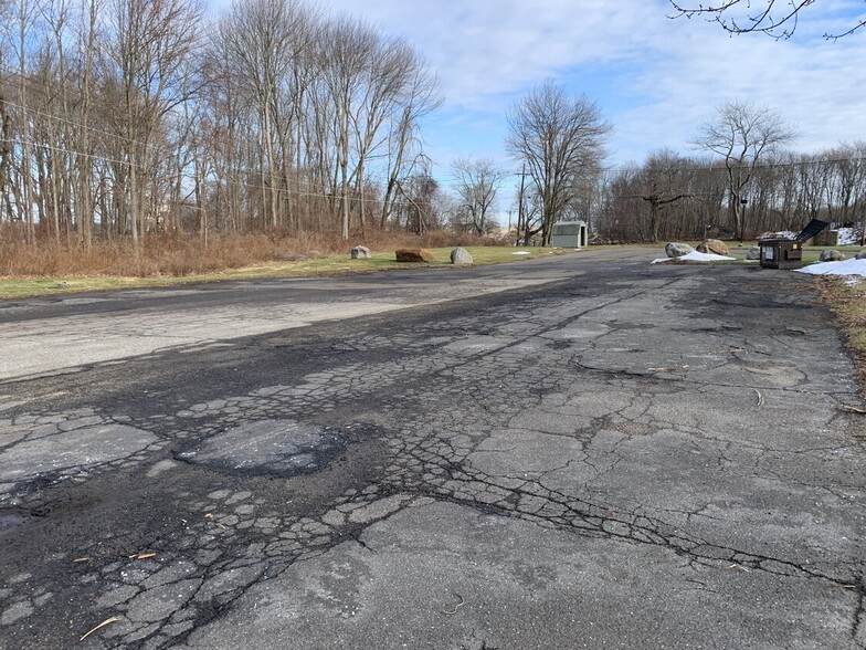 169 Callender Rd, Watertown, CT à louer - Photo de l’immeuble – Image 3 sur 3