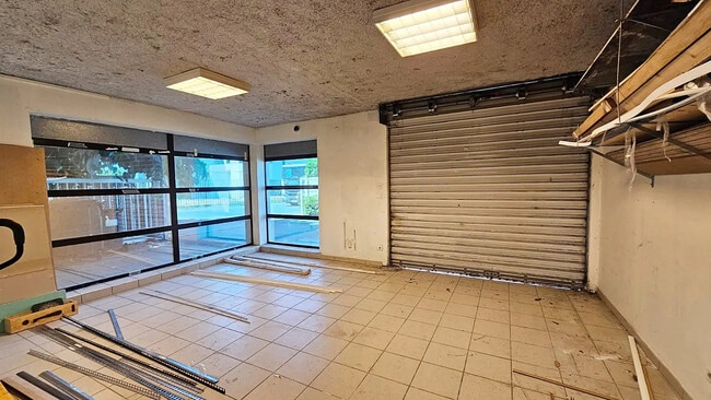 Plus de détails pour Local d'activités à louer