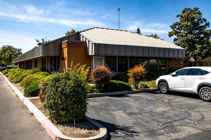 2491 W Shaw Ave, Fresno, CA à vendre - Photo de l’immeuble – Image 1 sur 25