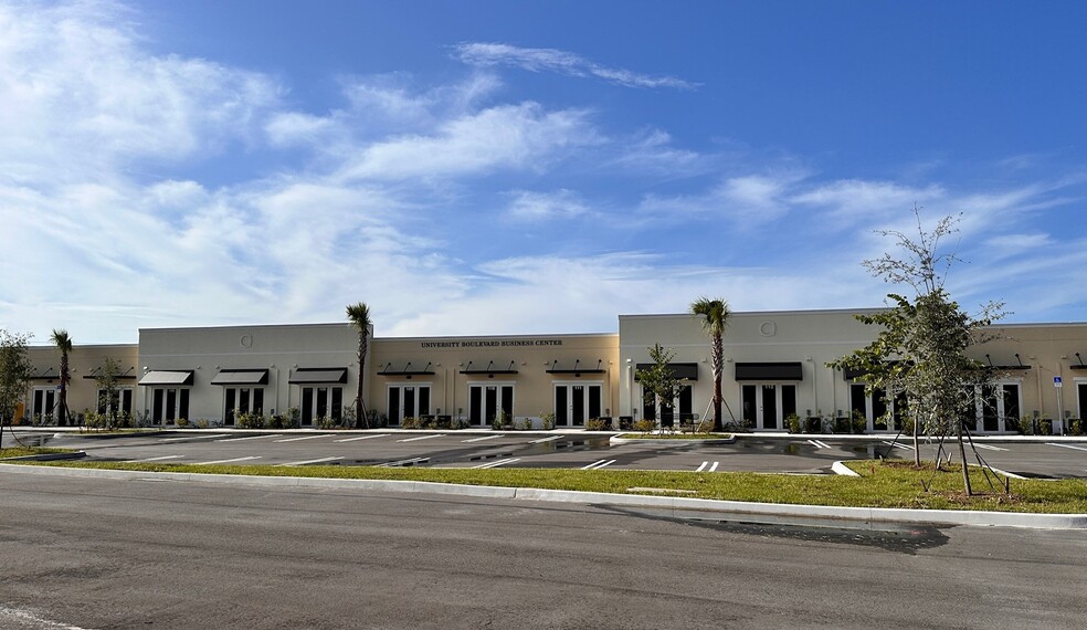 500 NW University Blvd, Port Saint Lucie, FL à vendre - Photo de l’immeuble – Image 2 sur 19