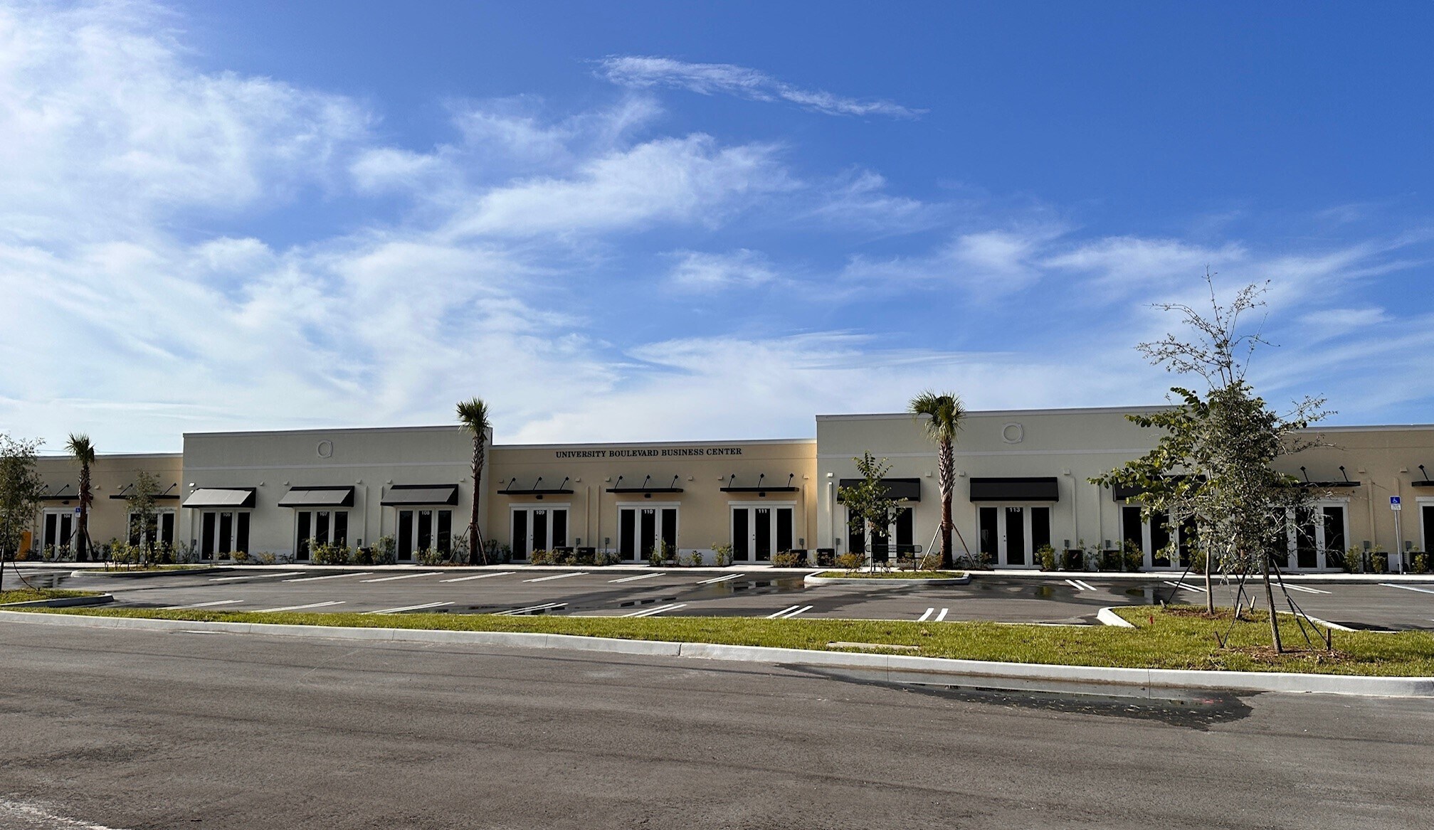 500 NW University Blvd, Port Saint Lucie, FL à louer Photo de l’immeuble– Image 1 sur 11