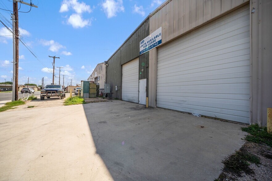 2833 Roosevelt Ave, San Antonio, TX à louer - Photo de l’immeuble – Image 2 sur 32