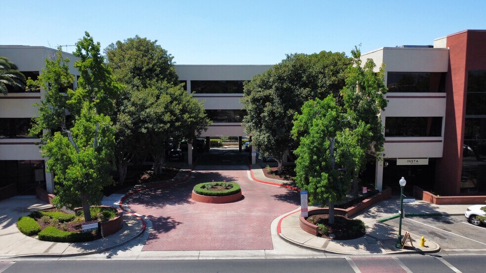 250 W 1st St, Claremont, CA à louer - Photo de l’immeuble – Image 1 sur 7