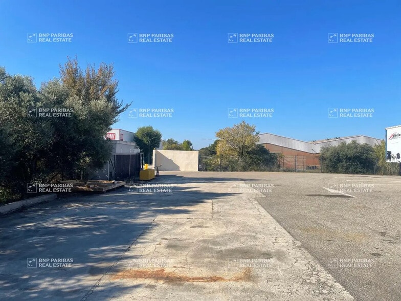 Bureau dans Rognac à louer - Photo de l’immeuble – Image 3 sur 7