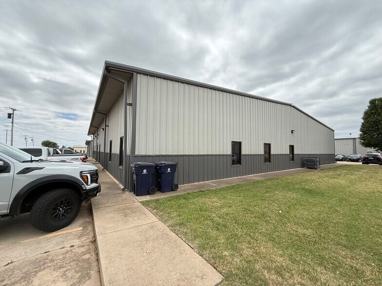 9625 N Robinson Ave, Oklahoma City, OK à louer - Photo de l’immeuble – Image 2 sur 3