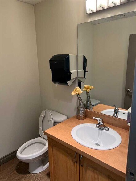 7 Westwinds Cres NE, Calgary, AB à louer - Photo intérieure – Image 3 sur 9