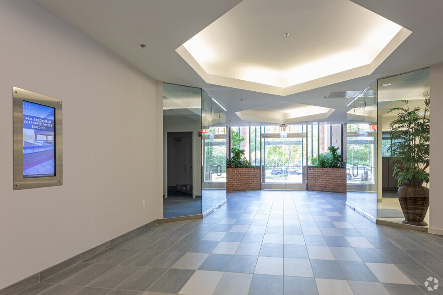 4443 Brookfield Corporate Dr, Chantilly, VA à louer - Photo de l’immeuble – Image 2 sur 12