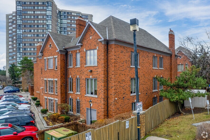 4259-4261 Sherwoodtowne Blvd, Mississauga, ON à louer - Photo de l’immeuble – Image 3 sur 5