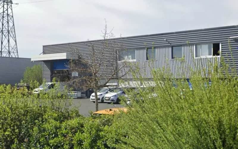 Local d’activités dans Lozanne à louer - Photo de l’immeuble – Image 2 sur 4