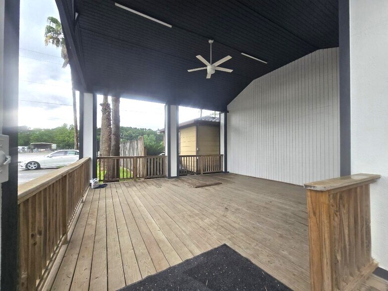 2370 W Highway 6, Alvin, TX à louer - Photo de l’immeuble – Image 3 sur 15