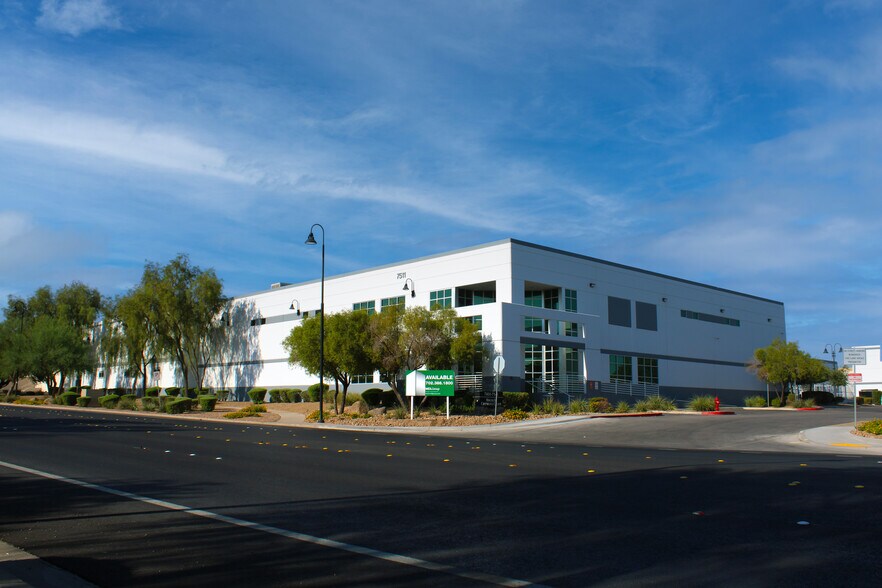 7511 Eastgate Rd, Henderson, NV à vendre - Photo de l’immeuble – Image 1 sur 15