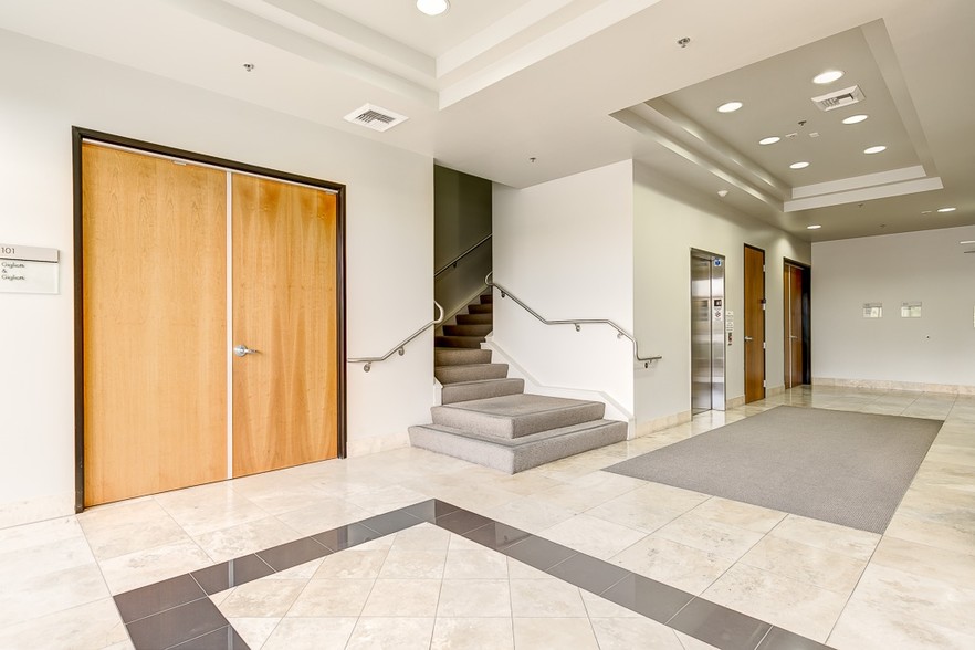 26501 Rancho Pky S, Lake Forest, CA à vendre - Hall d’entrée – Image 2 sur 9